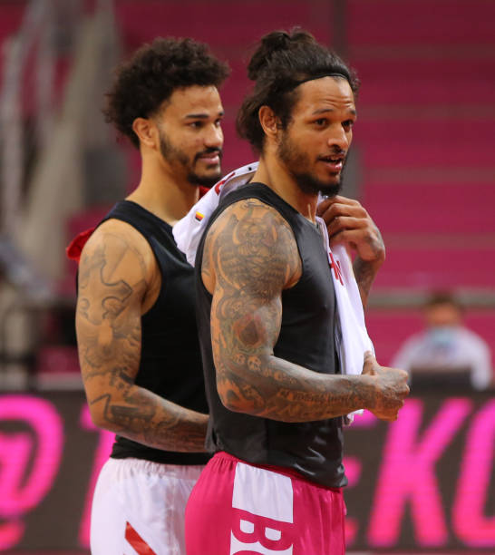 的配合与坚 的配合与坚